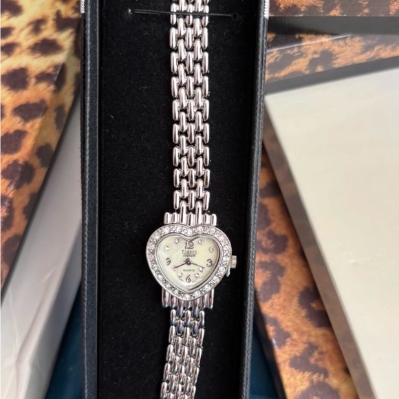Stainless steel Silver Heart Crystal Watch - Picture 3 of 6